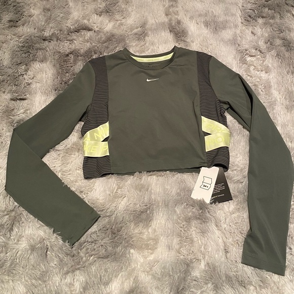 nike pro aeroadapt long sleeve cropped top